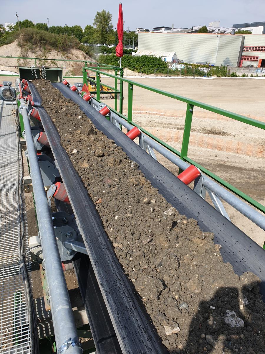 Soil transport conveyor