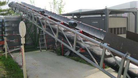 Glass bottle conveyor transport