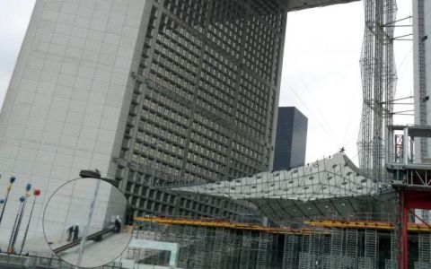 Convoyeur à bande sauterelle modulaire et déplaçable à la Défense