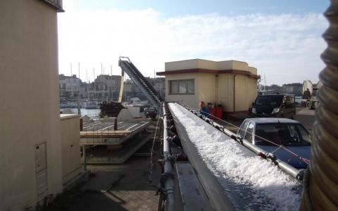 Alimentation en glace de navires-usines de pêche