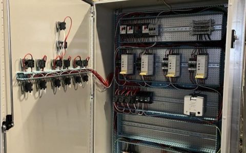 Armoire électrique pour plusieurs convoyeurs