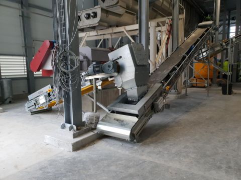 Belt conveyor for plastic sorting