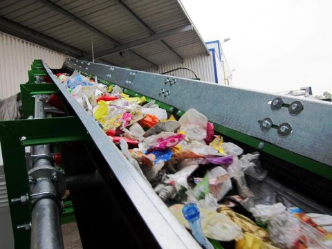 Convoyeur pour le transport de déchets plastique